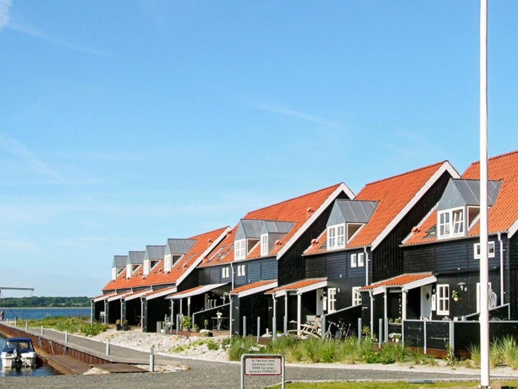 szereg domów z czerwonymi dachami w obiekcie 5 person holiday home in Juelsminde w mieście Juelsminde