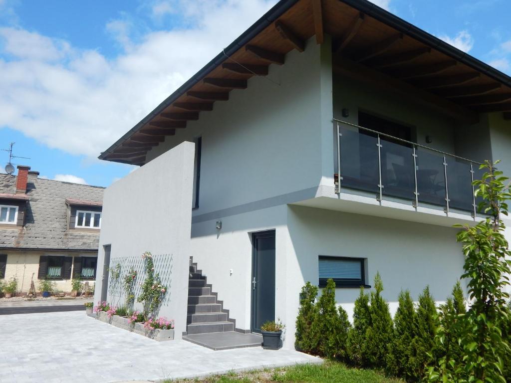 Hotel One Apartment, a white house with a balcony at One Apartment in Salzburg