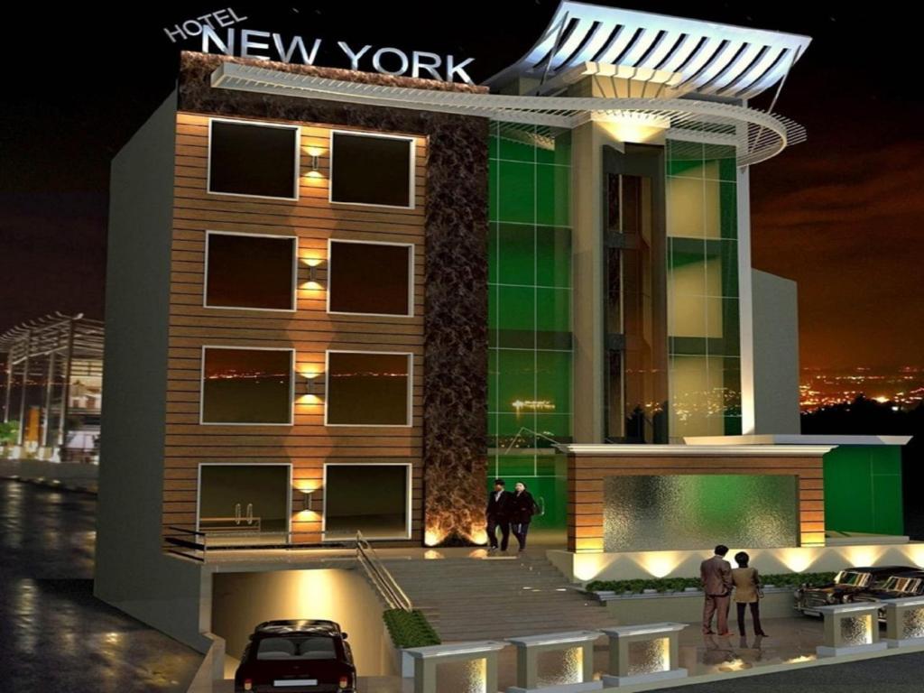 una representación de un hotel de Nueva York por la noche en Hotel New York Plaza Una, en Una