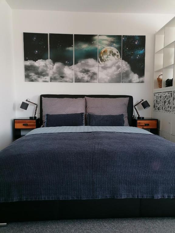 A bed or beds in a room at Apartman 11 MyMara