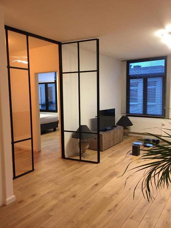 un soggiorno con un grande specchio in una stanza di Kloosterloft ad Anversa