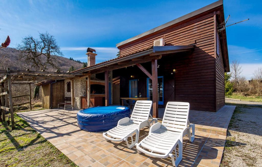 eine Sitzgruppe auf einer Terrasse vor einem Haus in der Unterkunft Paradise Lost Plitvice in Rakovica