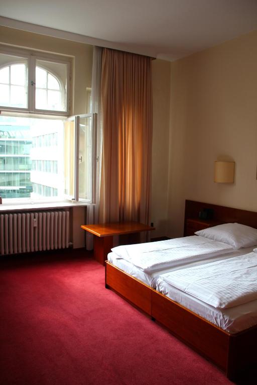 Postel nebo postele na pokoji v ubytování Kurfürst am Kurfürstendamm