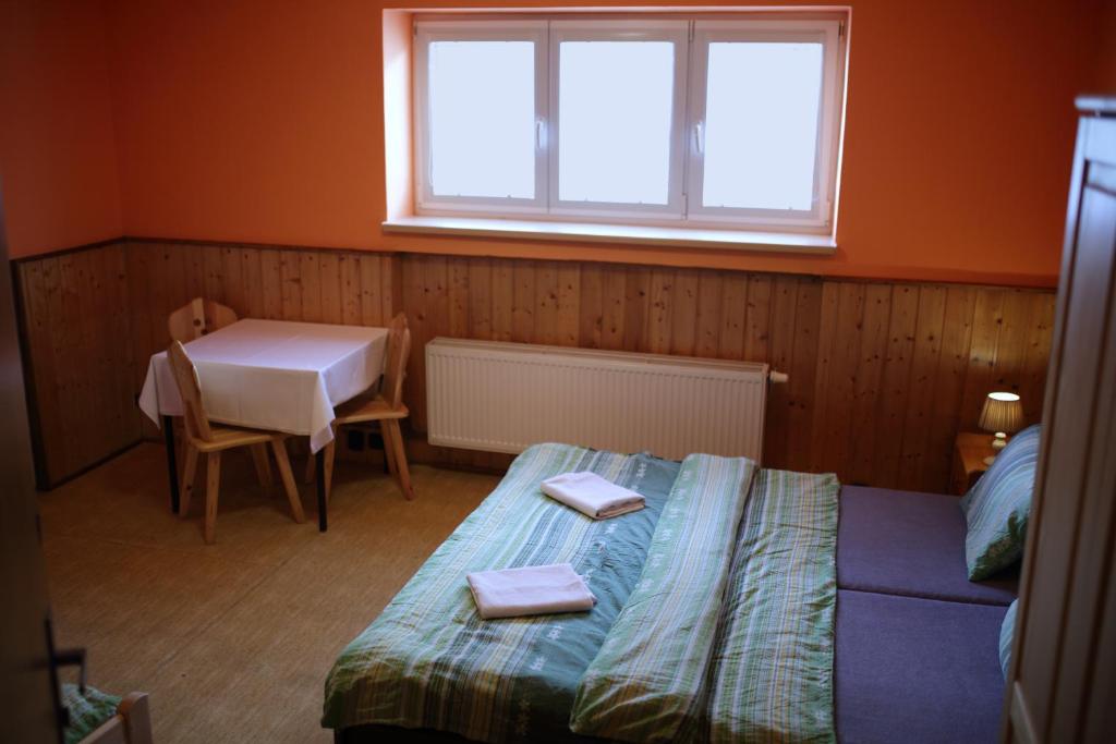 Postel nebo postele na pokoji v ubytování Chata Orlí vrch