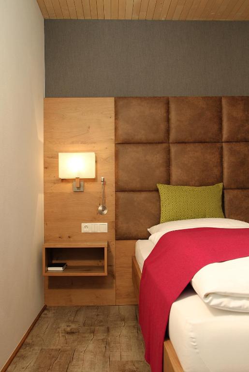 Postel nebo postele na pokoji v ubytování Hotel Krone Langenegg