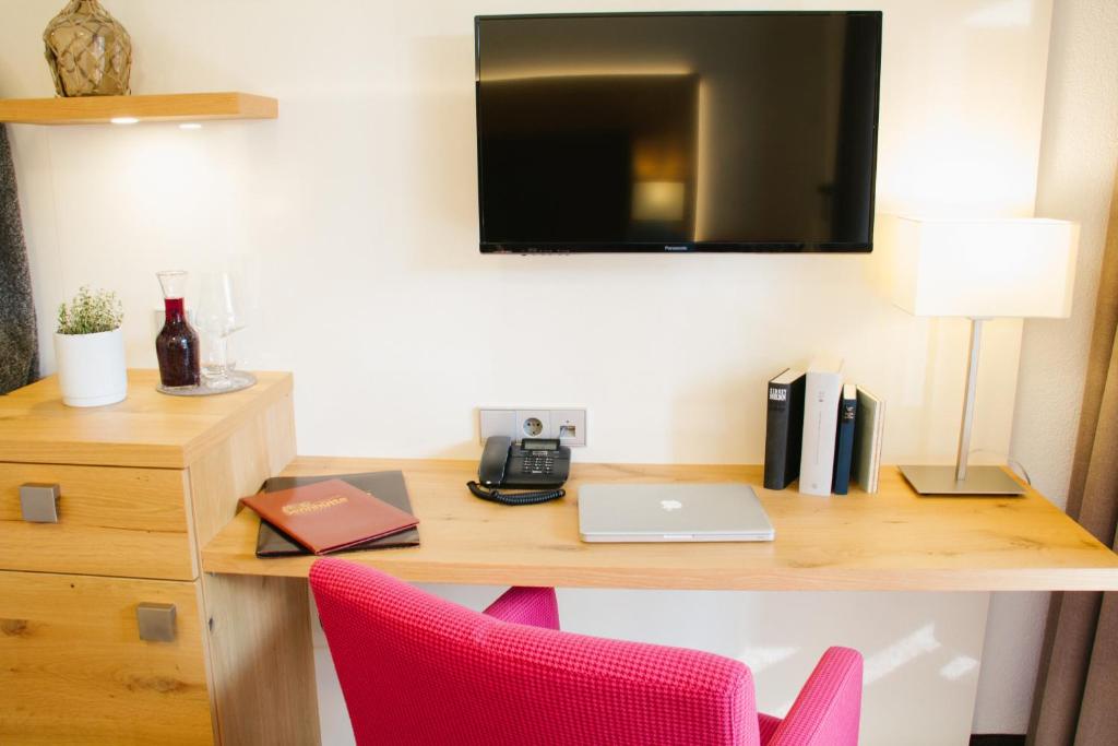 TV a/nebo společenská místnost v ubytování Hotel-Restaurant Sennhütte im Herzen des Südschwarzwalds