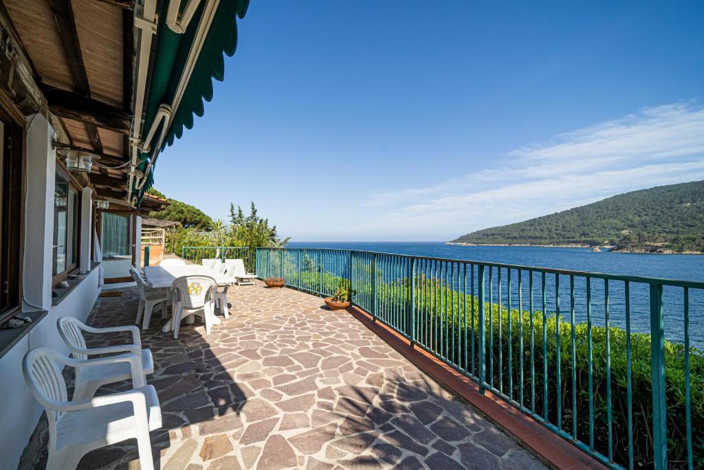 balcone con sedie e vista sull'acqua di Villa Ray Beach a Capoliveri