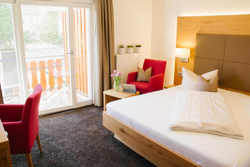 Postel nebo postele na pokoji v ubytování Hotel-Restaurant Sennhütte im Herzen des Südschwarzwalds