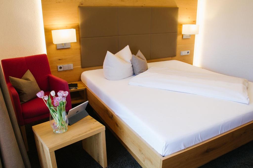 Postel nebo postele na pokoji v ubytování Hotel-Restaurant Sennhütte im Herzen des Südschwarzwalds
