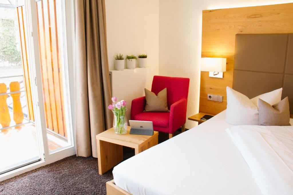 Postel nebo postele na pokoji v ubytování Hotel-Restaurant Sennhütte im Herzen des Südschwarzwalds
