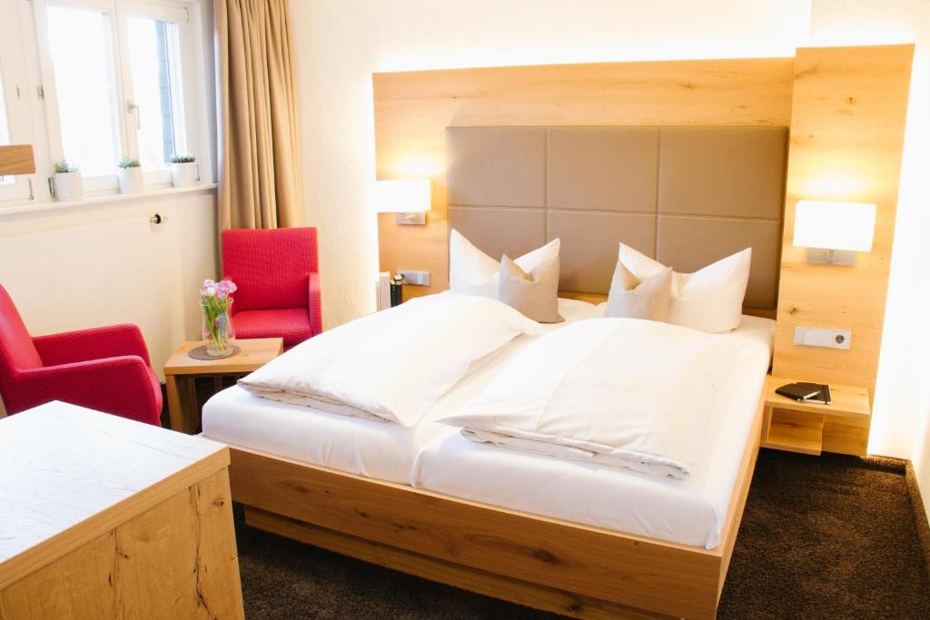 Postel nebo postele na pokoji v ubytování Hotel-Restaurant Sennhütte im Herzen des Südschwarzwalds