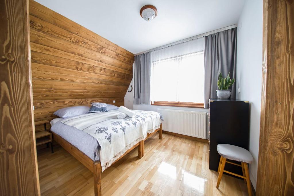 Posteľ alebo postele v izbe v ubytovaní Apartamenty Harenda 39