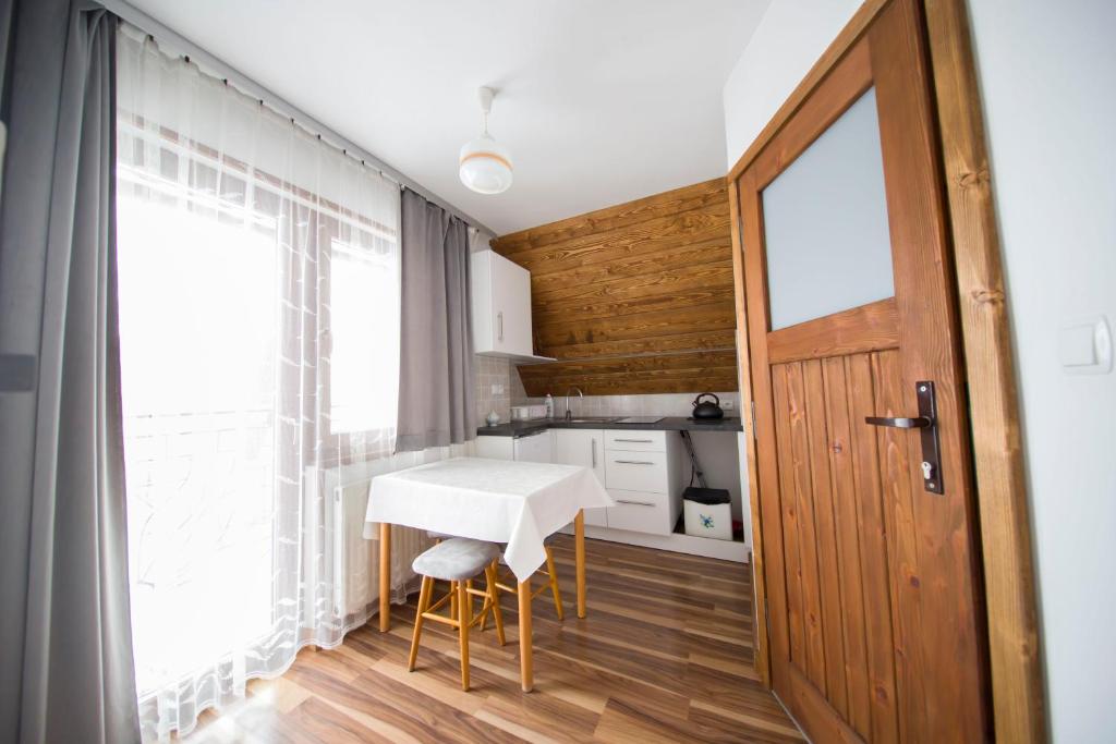 Kuchyňa alebo kuchynka v ubytovaní Apartamenty Harenda 39