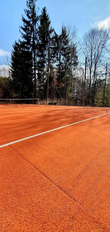 Instalaciones para jugar al tenis o al squash en Hotel Superski o alrededores