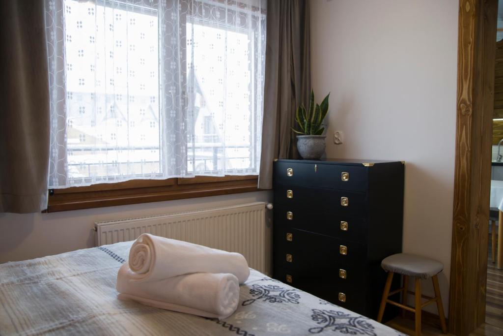 Posteľ alebo postele v izbe v ubytovaní Apartamenty Harenda 39