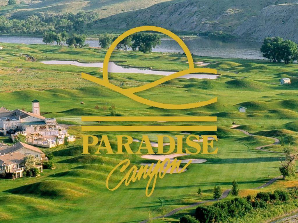 um sinal para o cnty desfilado num campo de golfe em Paradise Canyon Golf Resort - Luxury Condo M399 em Lethbridge