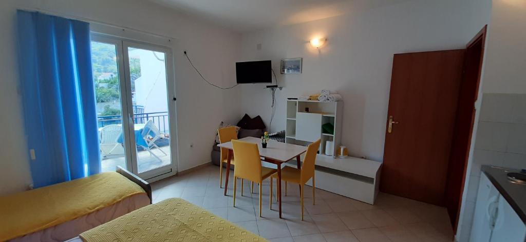 Kuchnia lub aneks kuchenny w obiekcie Apartments Lampalo