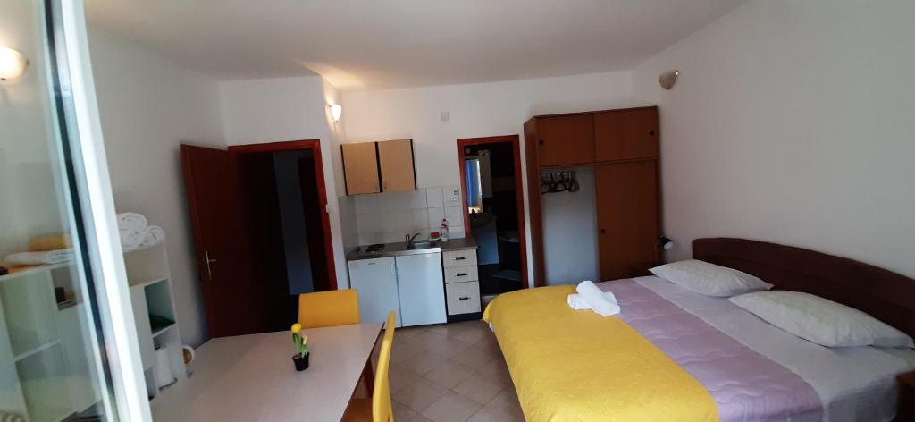 Łóżko lub łóżka w pokoju w obiekcie Apartments Lampalo
