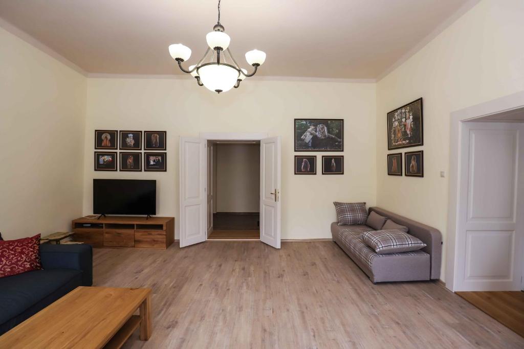 a living room with a couch and a television at Apartmán Schindlerka in Banská Štiavnica