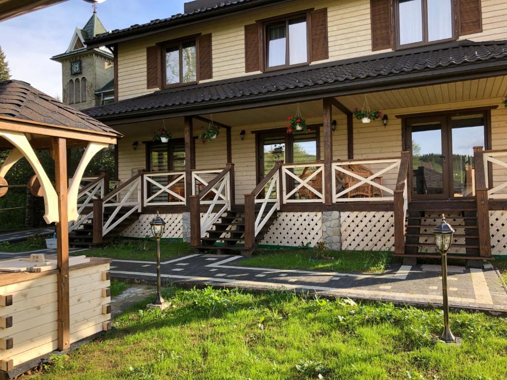 Casa con puerta de madera y cenador en Олівія en Skhidnitsa