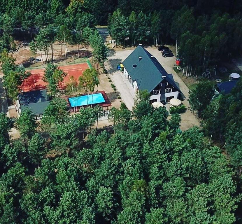 uma vista aérea de uma casa com piscina em Ośrodek Wypoczynkowy Łubu Dubu em Danków