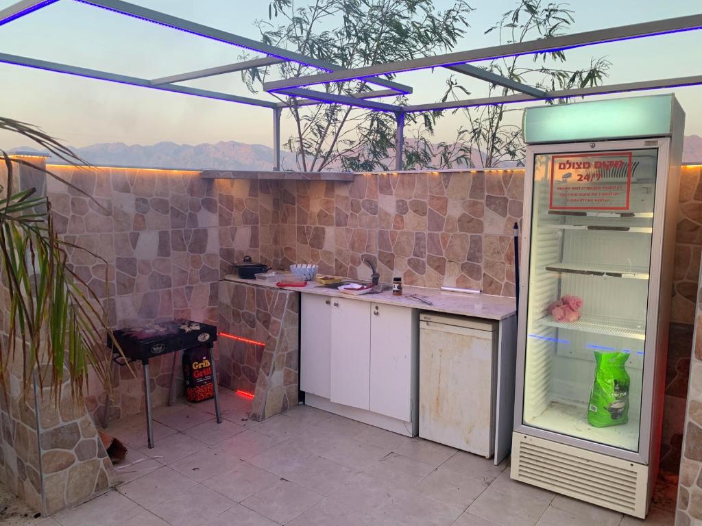 Küche&#47;Küchenzeile in der Unterkunft Top Royal Eilat רויאל פארק
