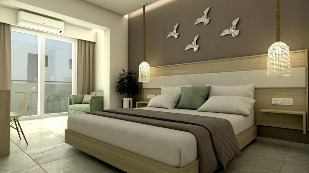 Artemis Comfort&Pleasure في فاليراكي: غرفة نوم مع سرير كبير مع طيور على الحائط