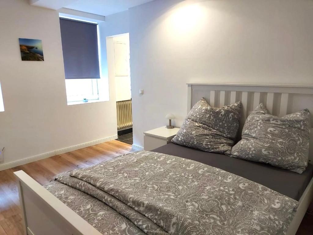ein Schlafzimmer mit einem Bett mit zwei Kissen darauf in der Unterkunft Ferienwohnung Wasserkunst 2 in Bad Harzburg