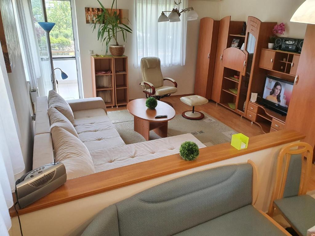 gyorapartman2 - Appartement Met Uitzicht Op De Tuin