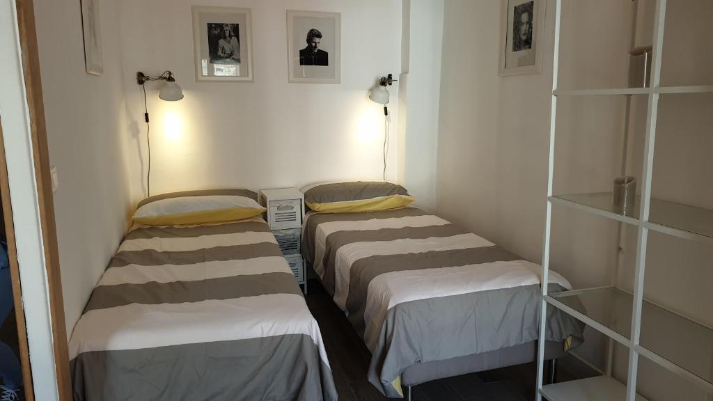 Un ou plusieurs lits dans un h&eacute;bergement de l&#39;&eacute;tablissement Romantic and new apartment in the famous Rue Meynadier in the supercentre of Cannes