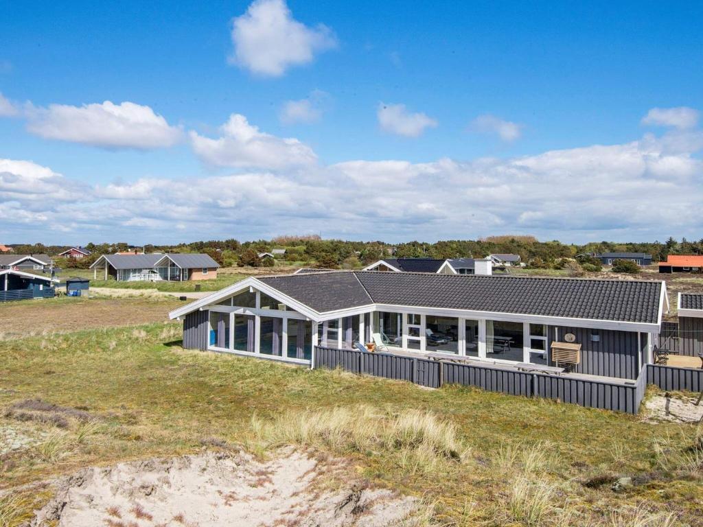una casa en la playa con muchas ventanas en 12 person holiday home in Fan en Sønderho