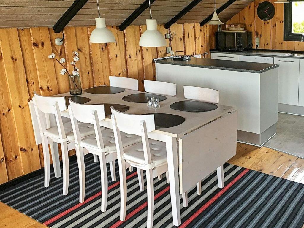 Kuchyň nebo kuchyňský kout v ubytování Three-Bedroom Holiday home in Otterup 9