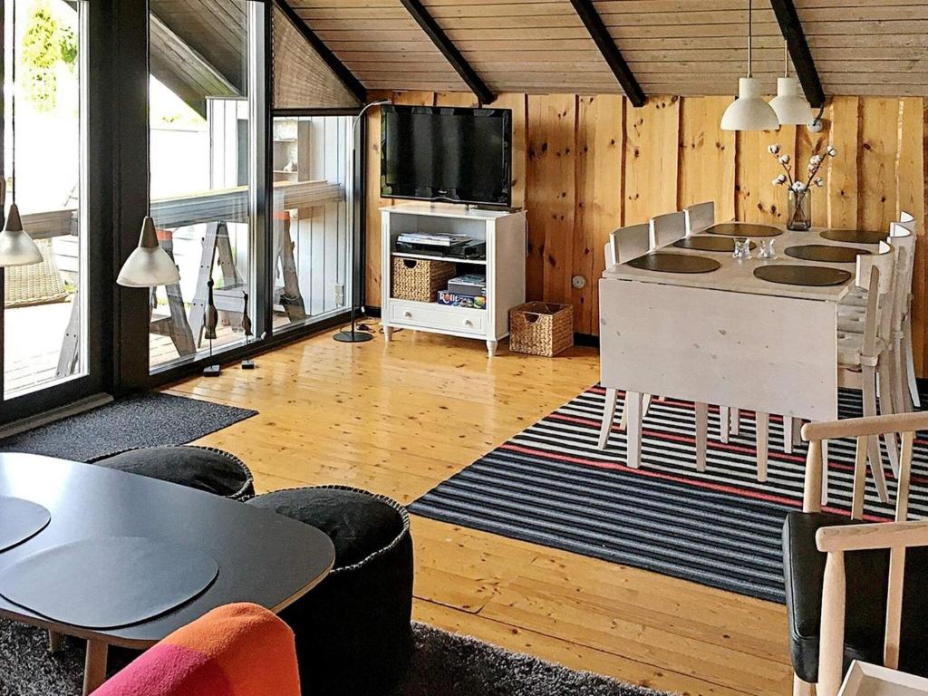 Kuchyň nebo kuchyňský kout v ubytování Three-Bedroom Holiday home in Otterup 9