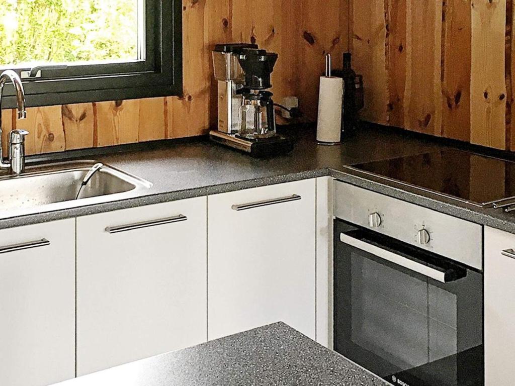 Kuchyň nebo kuchyňský kout v ubytování Three-Bedroom Holiday home in Otterup 9