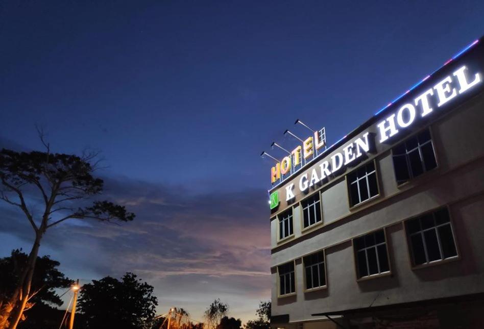 un edificio con un cartel para un hotel con jardín en K Garden Hotel Parit Buntar, en Parit Buntar