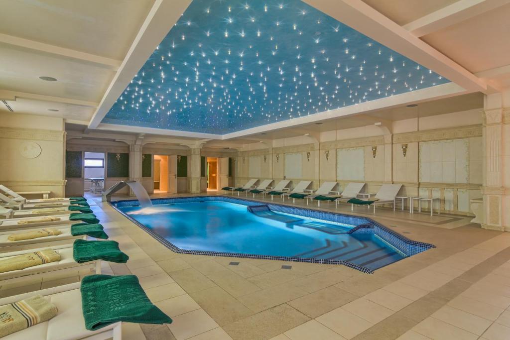 בריכת השחייה שנמצאת ב-Hotel Snagov Club או באזור