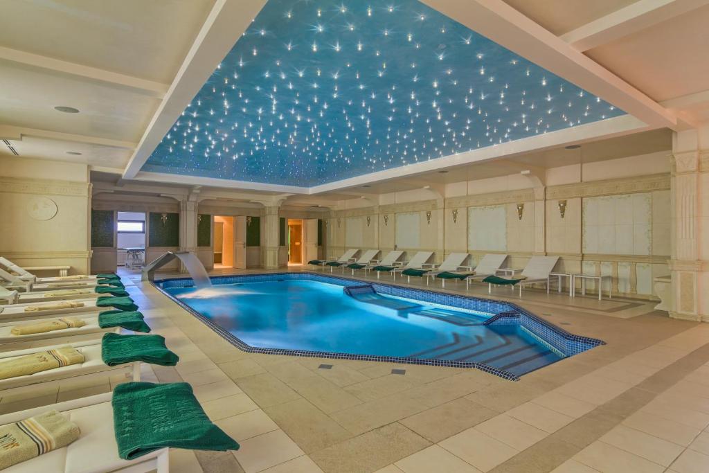 Bazén v ubytování Hotel Snagov Club nebo v jeho okolí