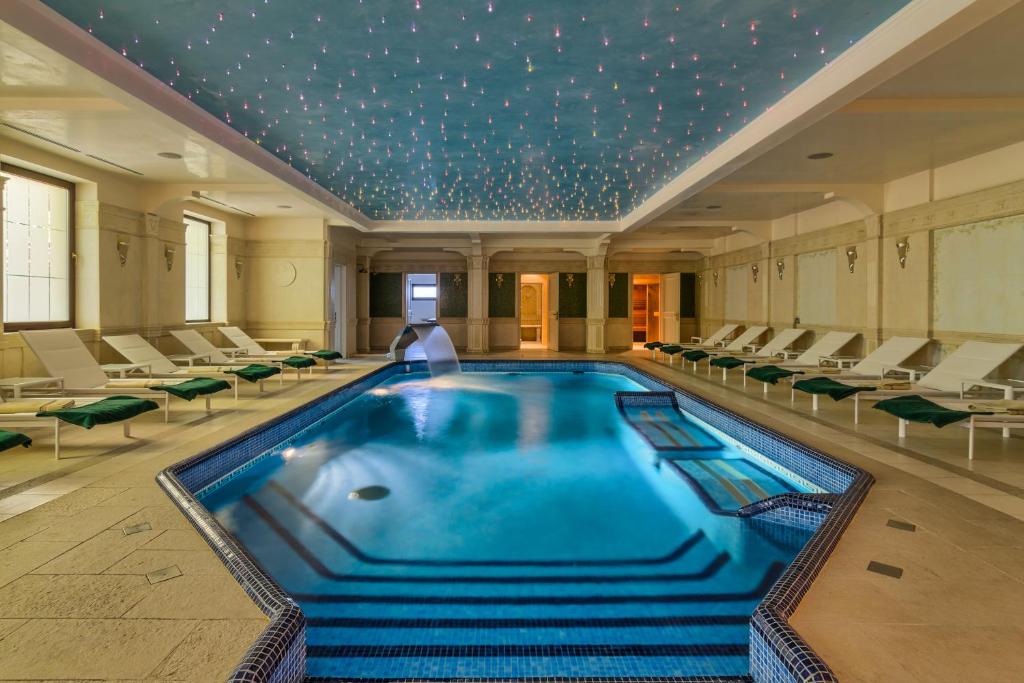 Bazén v ubytování Hotel Snagov Club nebo v jeho okolí