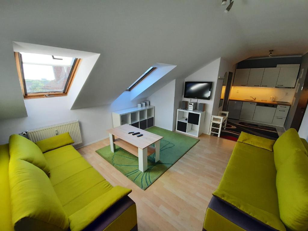 uma sala de estar com um sofá e uma mesa em Apartament Lawenda em Międzyzdroje