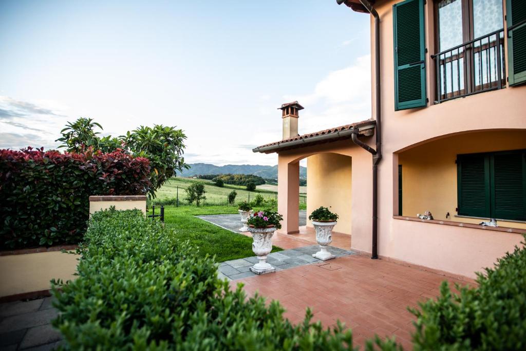 ein Haus mit zwei Vasen auf einer Terrasse in der Unterkunft Mugello1 - Affitti Brevi Italia in Borgo San Lorenzo