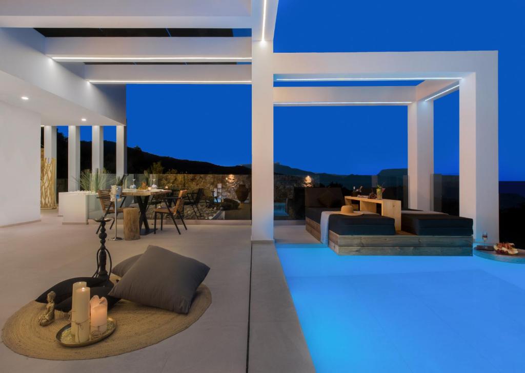 Bazén v ubytování Horizon Luxury Suite nebo v jeho okolí