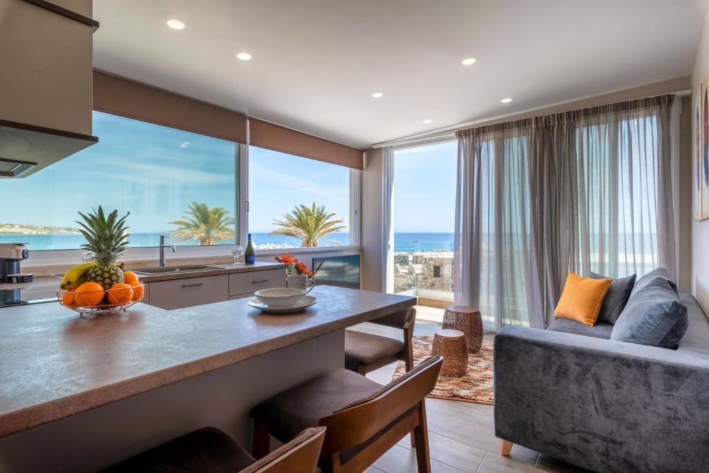 uma cozinha com uma mesa e vista para o oceano em Big Blue suites 2 em Ierápetra