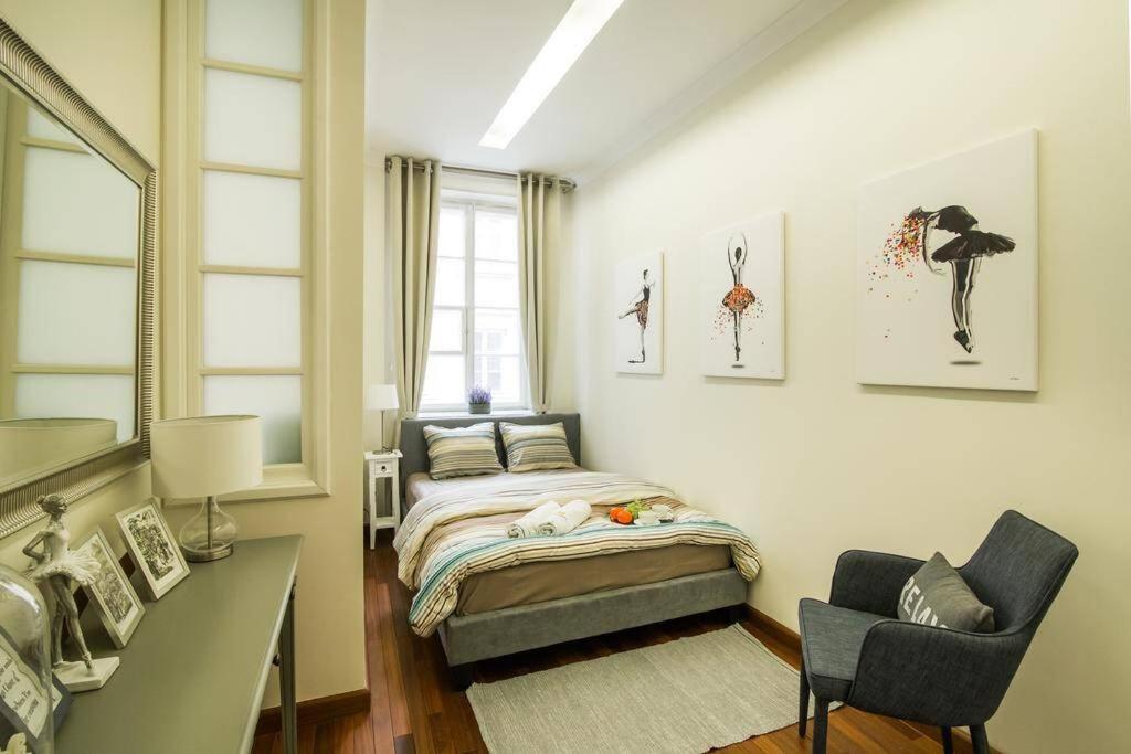 Schlafzimmer mit einem Bett, einem Schreibtisch und einem Stuhl in der Unterkunft Apartamenty-MI Happy in Warschau