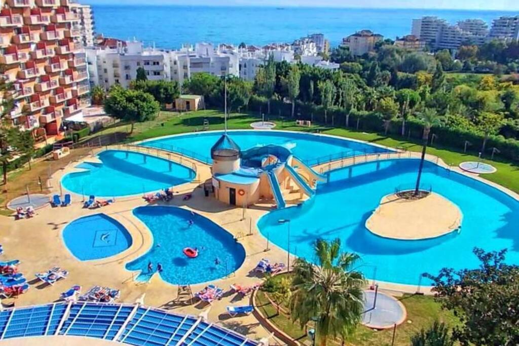 une image d'une grande piscine dans un complexe dans l'établissement Benalmádena estudio JJupiter 250 m del mar con vistas al mar piscinas, à Benalmádena