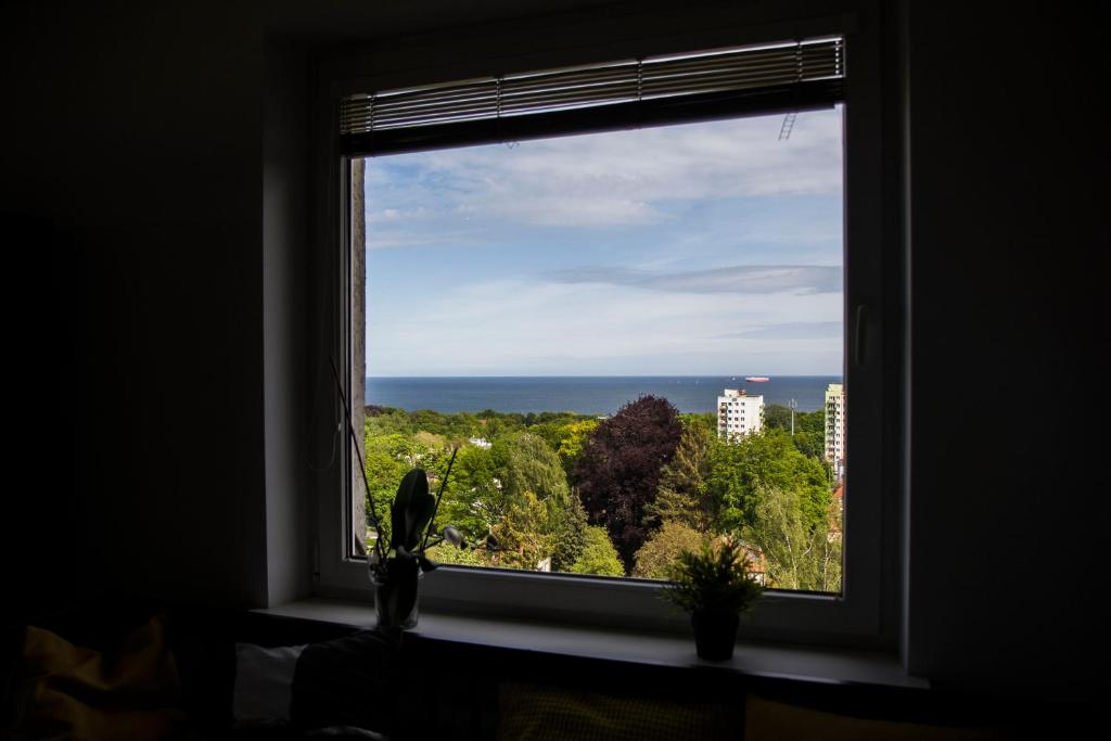 ein Fenster mit Meerblick in der Unterkunft Apartament Widokowo in Sopot