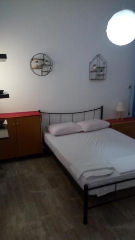 Postel nebo postele na pokoji v ubytování John Galouzis Studios