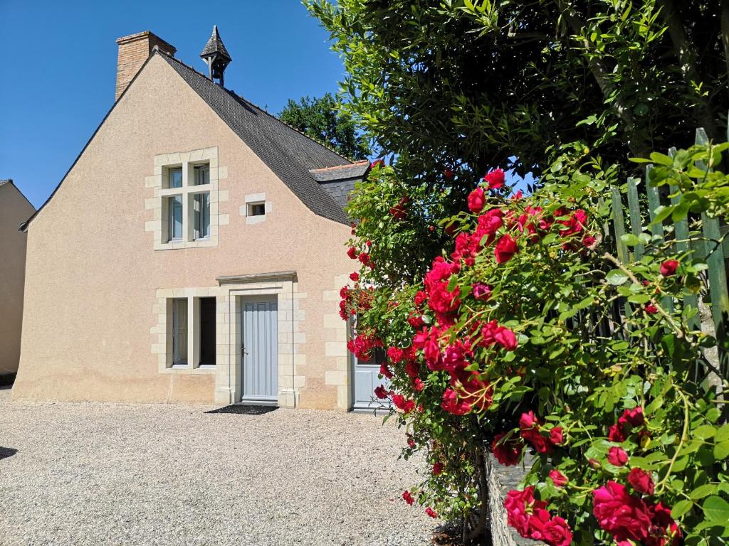 ein Haus mit roten Rosen davor in der Unterkunft Chambre privée au coeur de Belle Beille (Angers, université) in Angers