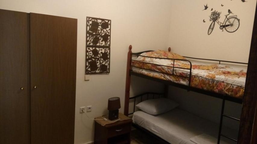 Postel nebo postele na pokoji v ubytování John Galouzis Studios