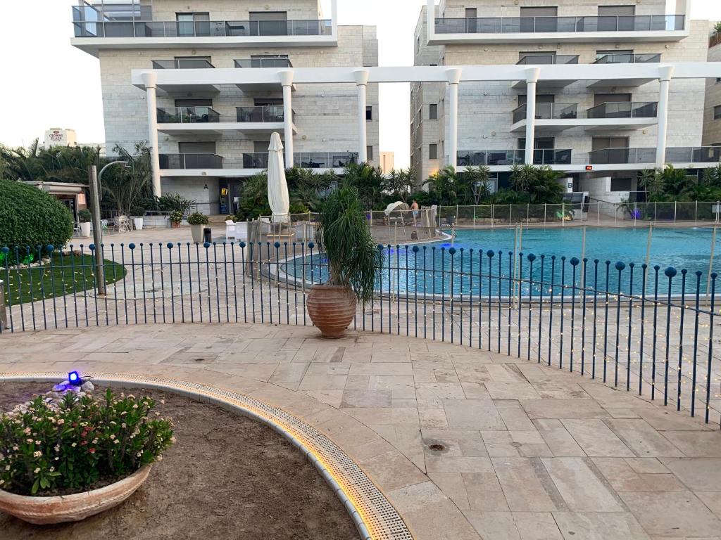 Der Swimmingpool an oder in der Nähe von Top Royal Eilat רויאל פארק