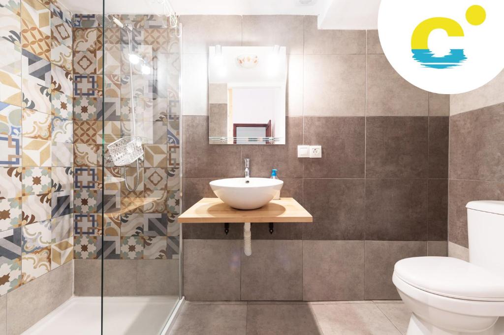 un baño con lavabo e inodoro en Casa Canaria Beautiful Home in Las Canteras, en Las Palmas de Gran Canaria